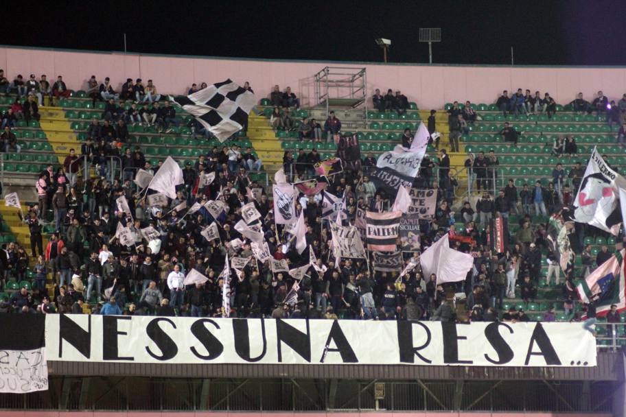 La serata dei tifosi del Palermo inizia con uno striscione chiarissimo, che chiede una reazione alla squadra. Ansa